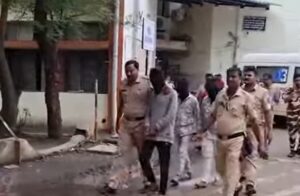 सोलापूर कारागृहात नेण्यापूर्वी हांडे अपहरण व मारहाण प्रकरणातील सर्व आरोपींची वैद्यकीय तपासणी केल्यानंतर आरोपींना कारागृहात घेऊन जाताना पोलीस...